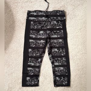 Nike camo Capri leggings running with zipper